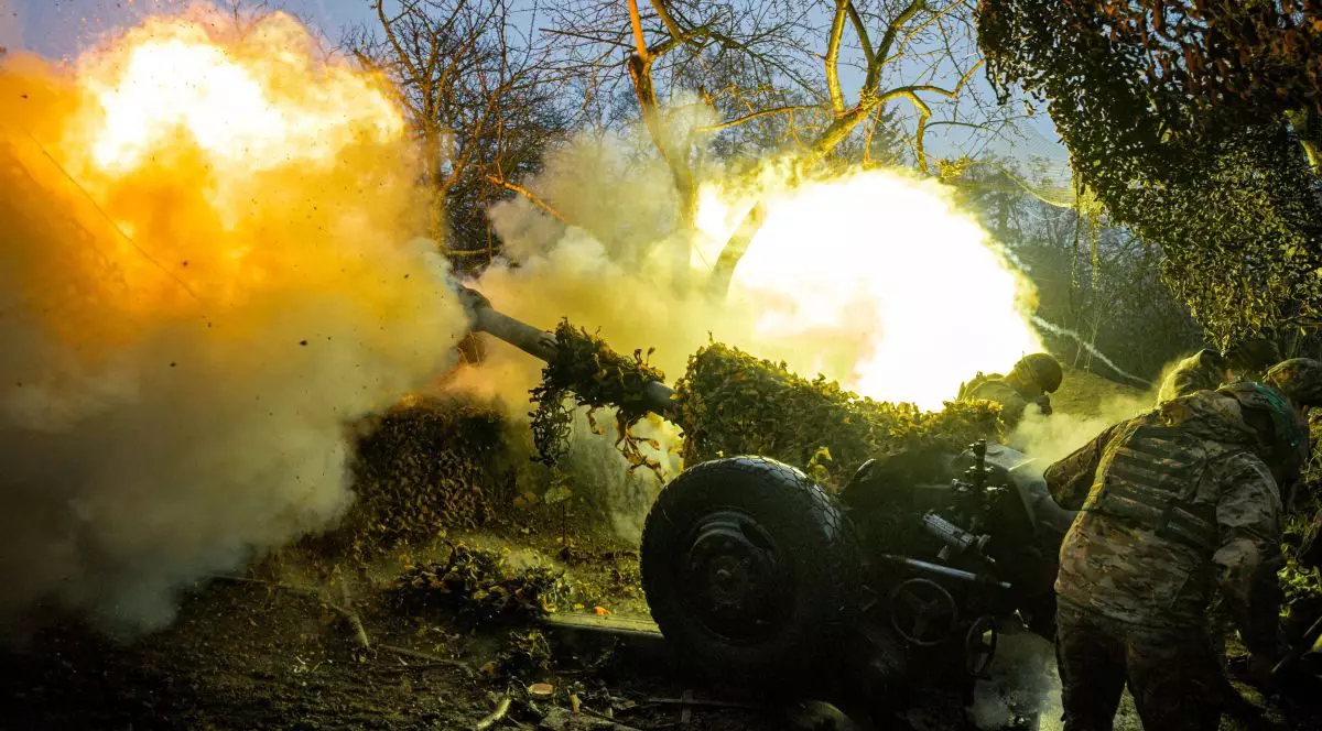 Militari ucraineni operează un obuzier D-30 pe linia frontului. Imagine cu caracter ilustrativ Foto: Hepta