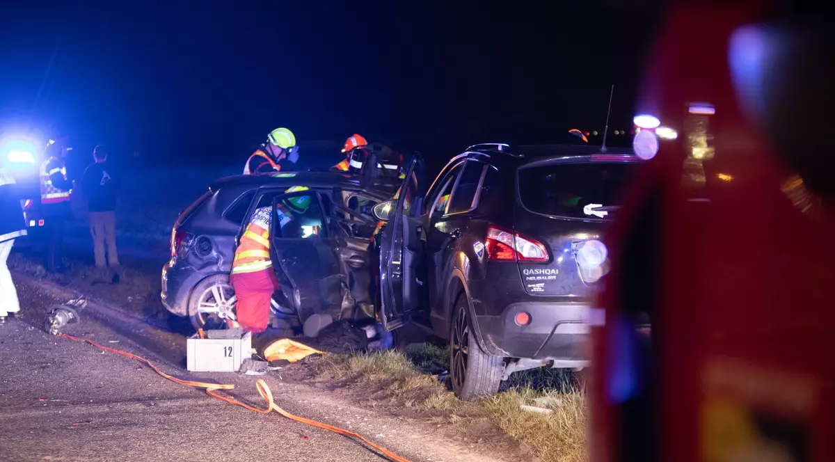 Imagine cu pompierii aflați pe o șosea din Beauvais, unde un român a provocat un accident.
