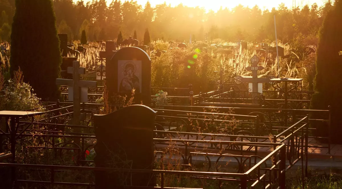 Imagine dintr-un cimitir din Rusia.