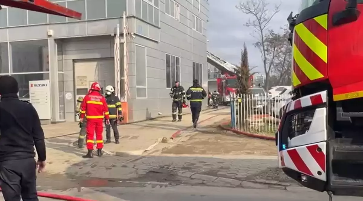 pompieri care intervin la un incendiu izbucnit la o cabină de vopsit al unui service auto din Iași, 7 februarie 2025