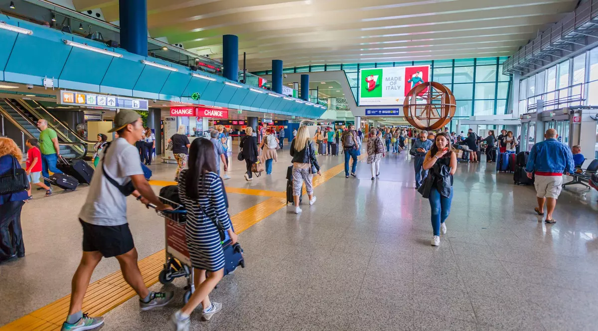 Aeroport Italia. Romani plecati in Italia. Foto ilustrativ Shutterstock