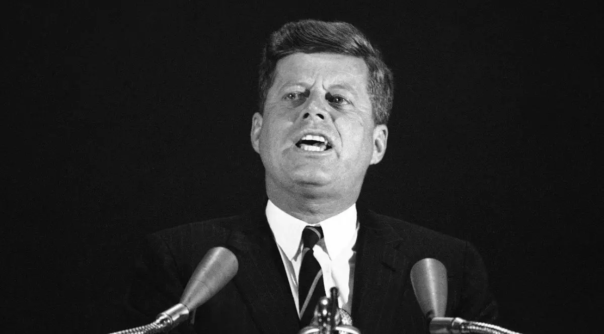 Președintele John F. Kennedy, în timpul discursului său către sindicatul United Auto Workers din Atlantic City. NJ, pe 8 mai 1962. Președintele a zburat aici de la Washington și apoi s-a întors în capitală cu elicopterul. Sursă: Profimedia Images