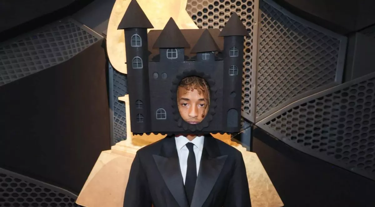 Jaden Smith și-a pus „Castelul Vampirilor” în cap, la premiile Grammy 2025. Cât costă piesa creată de Abodi Transylvania