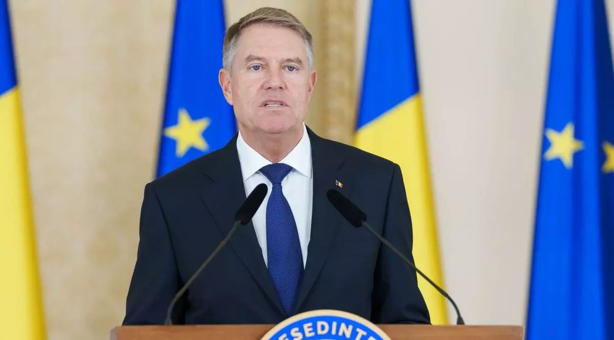 Președintele Klaus Iohannis face declarații de la pupitrul Administrației Prezidențiale, având în spatele tricolorul și drapelul UE