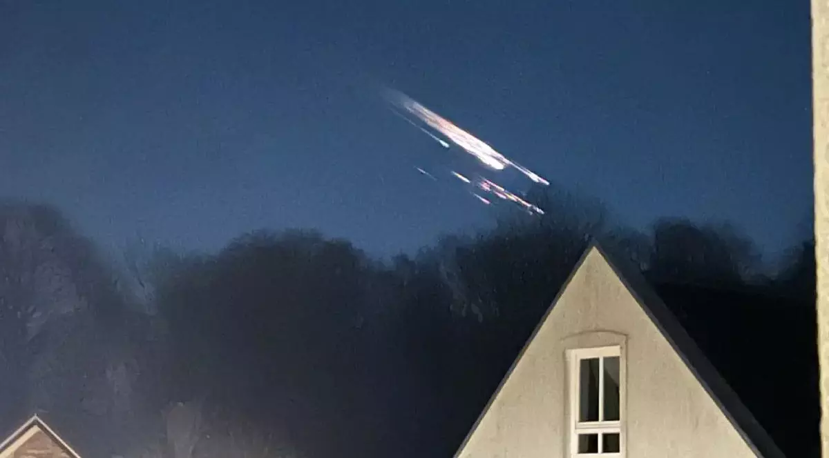 Stele căzătoare observate pe cerul Germaniei, care erau de fapt bucăți din Falcon 9 al lui SpaceX Fotografie realizată de Lutz Reinkemeier, în Bad Rothenfelde Preluare noz.de