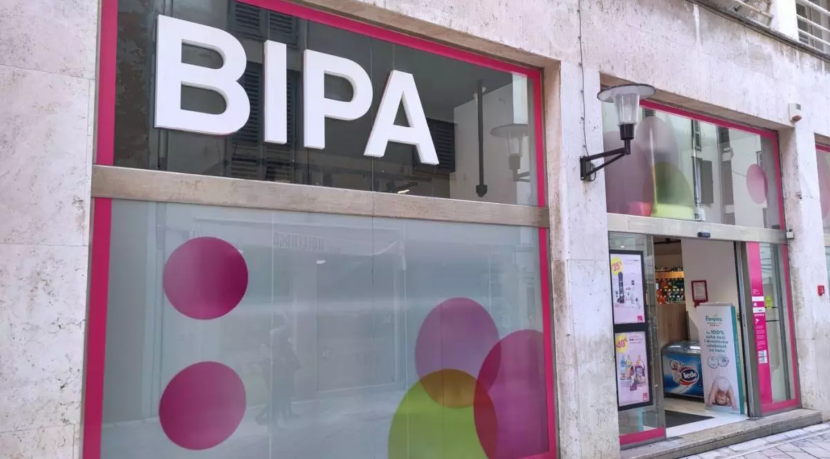 Un magazin BIPA, care are autocolante cu cercuri roz pe geam și ușa deschisă, se află la partenerul unei clădiri din Croația, 10 octombrie 2024