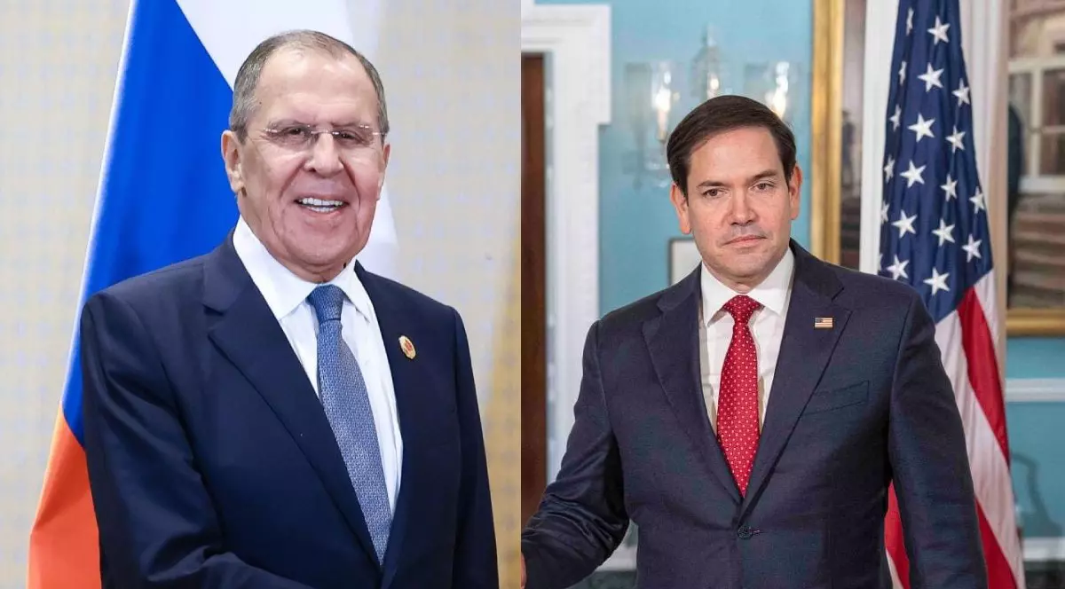 în stânga Serghei Lavrov, ministrul rus de externe, în dreapta Marco Rubio