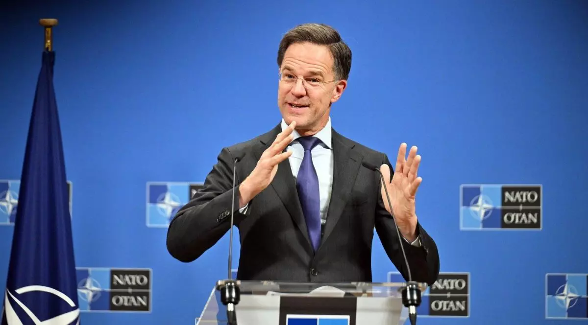 Mark Rutte, secretarul general al NATO, gesticulează din mâini. Este îmbrăcat cu costum și poartă cravată