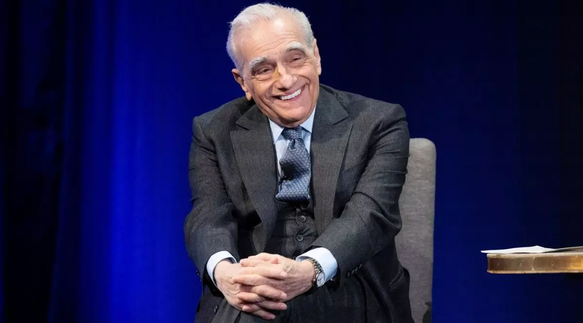 Martin Scorsese în timpul unei discuții pentru „Martin Scorsese Presents: The Saints” joi, 14 noiembrie 2024, la New York. Celebrul regizor este îmbrăcat la costum și râde