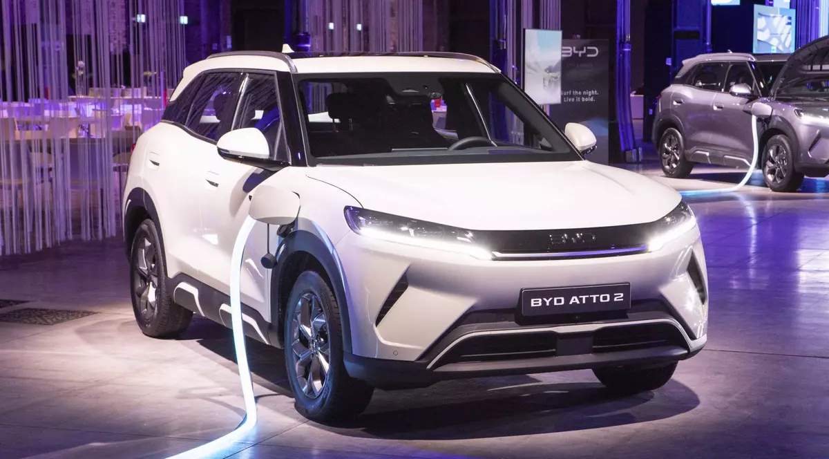 O mașinpă electrică chinezească BYD, în timpul unei prezentări la Torino, Italia.