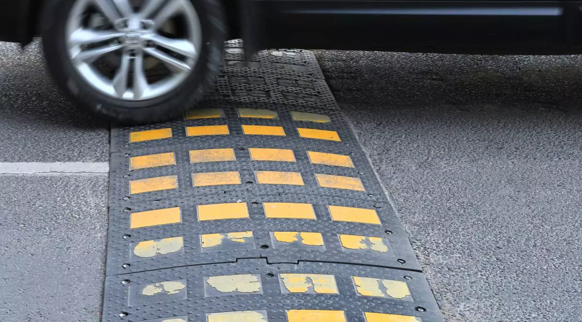 masina care trece peste un limitator de viteza
