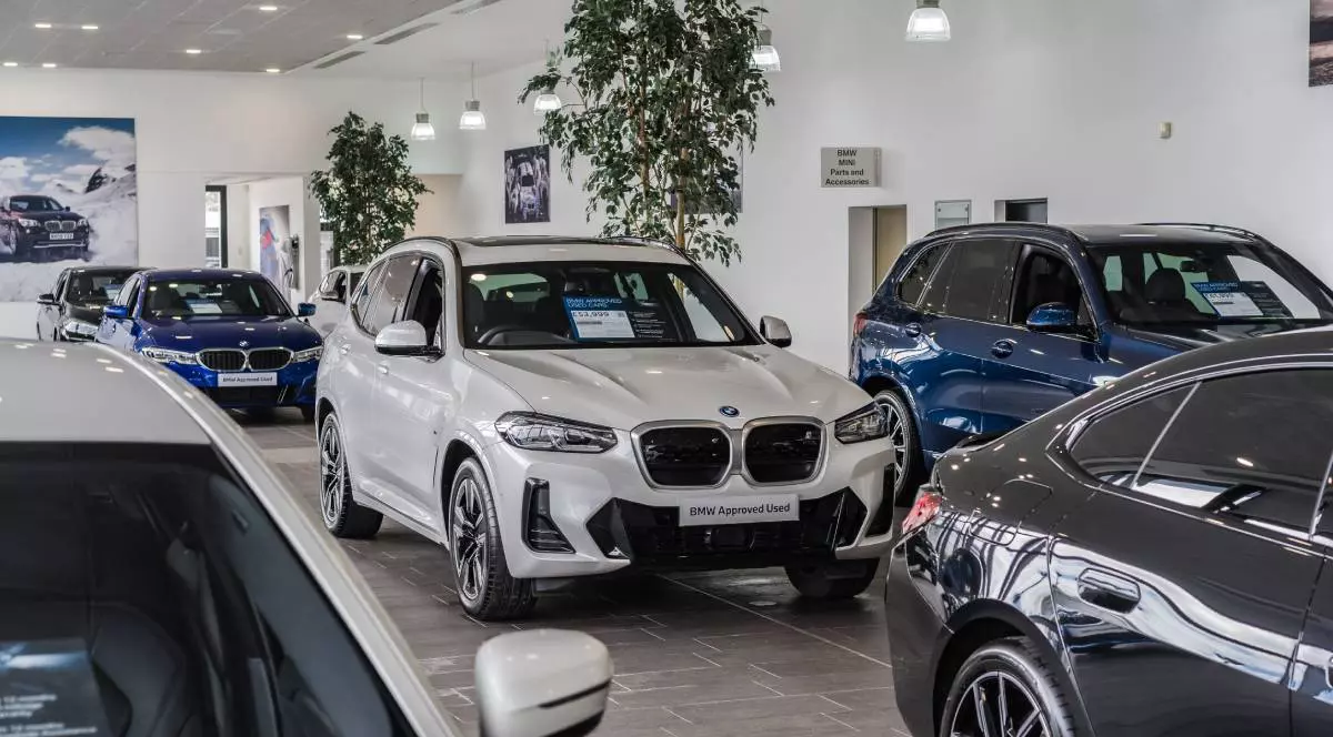 mai multe masini bmw in showroom
