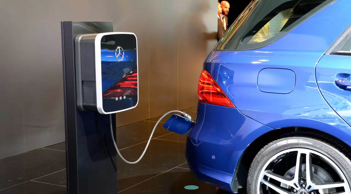 masina electrica mercedes albastra in timpul incarcarii in spate este un dispozitiv de incarcare