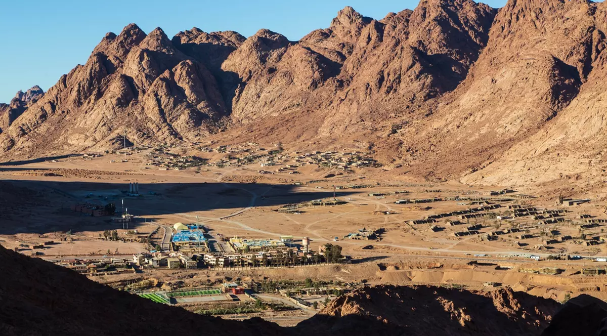 Ce reprezintă Muntele Sinai în religie şi unde se află - Imagine aeriană cu un mic sat din Valea Muntelui Sinai.