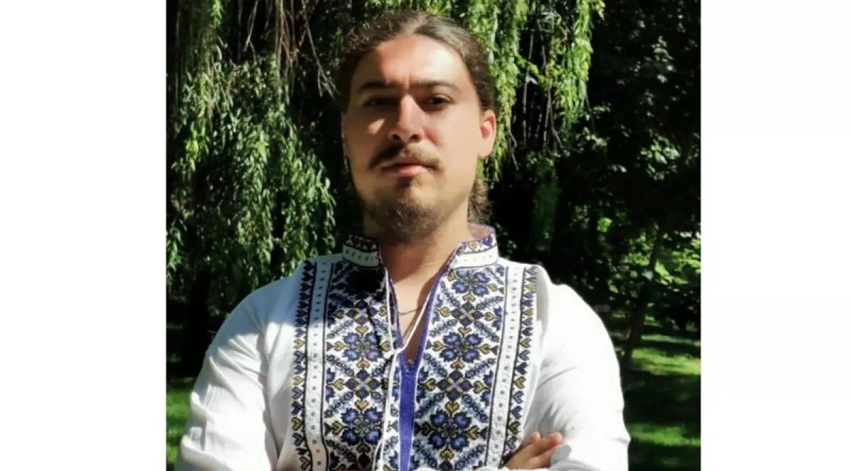 Mihai Valentin Pîrlitu, îmbrăcat în stil tradițional românesc