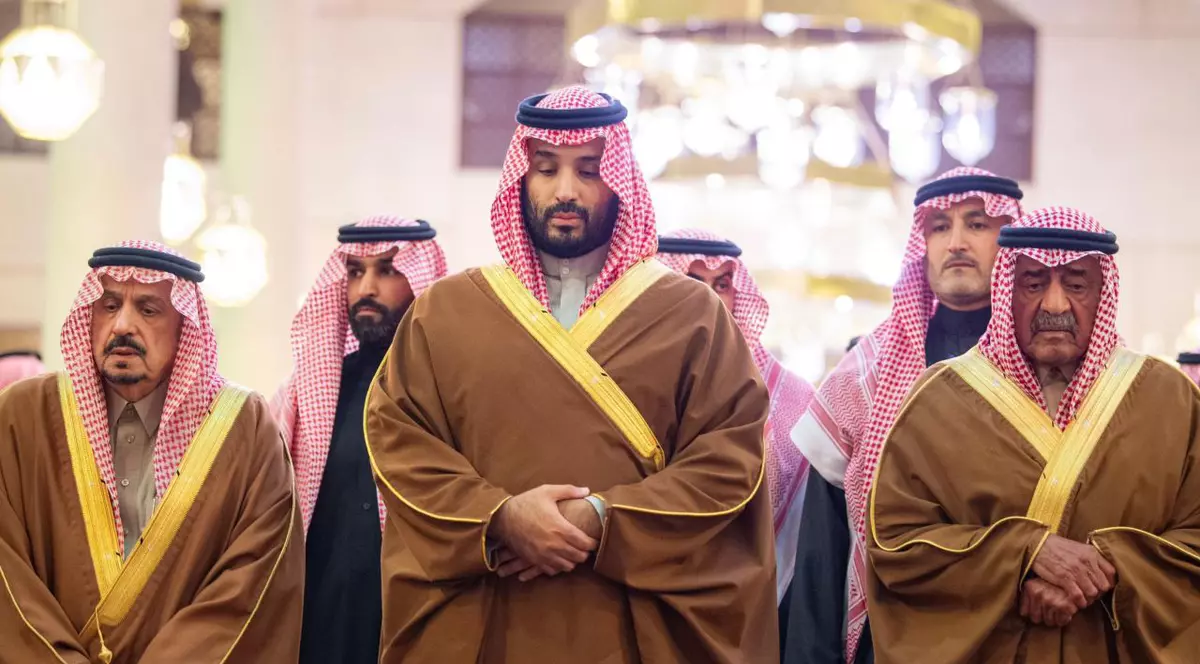 Prințul moștenitor Mohammed bin Salman în centrul unui grup de înalți oficiali saudiți, în timpul rugăciunii. Foto: Hepta