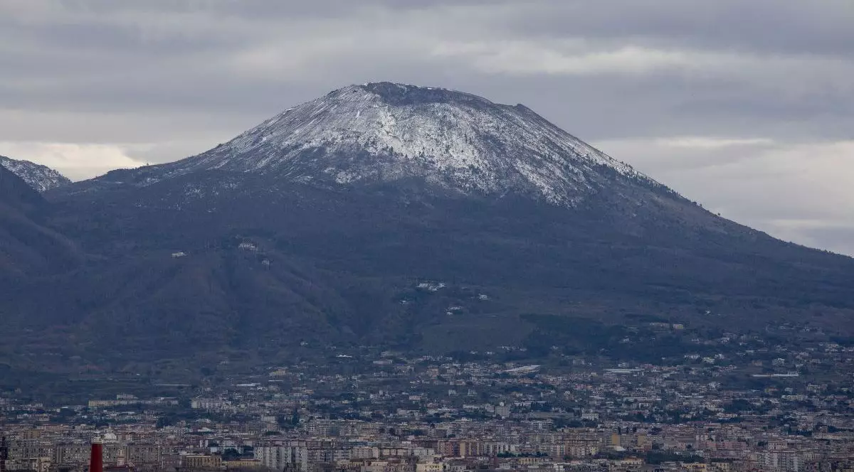 NAPOLI, ITALIA - 13 IANUARIE: O vedere generală a muntelui Vezuviu înzăpezit din Napoli, sudul Italiei, pe 13 ianuarie 2025