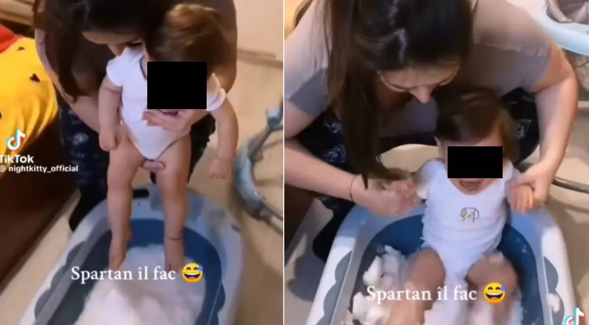 mama pune copil intr-o cadita cu zapada