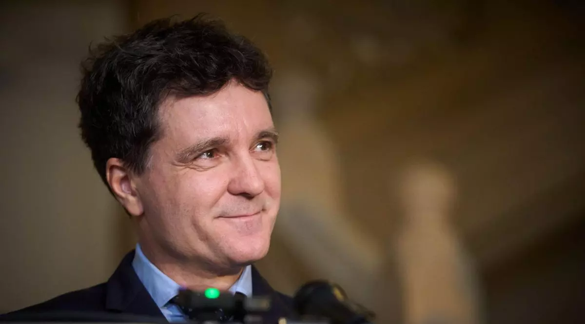 Nicușor Dan zâmbind într-o conferință de presă