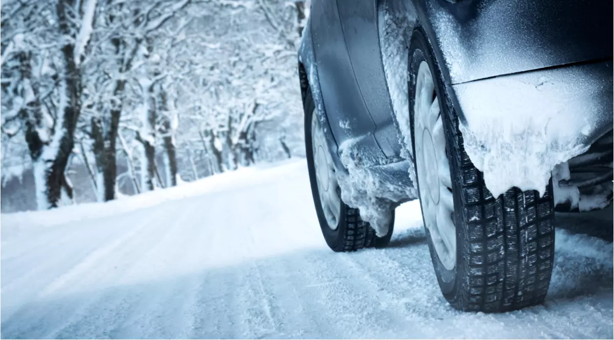 O mașină pe un drum înzăpezit