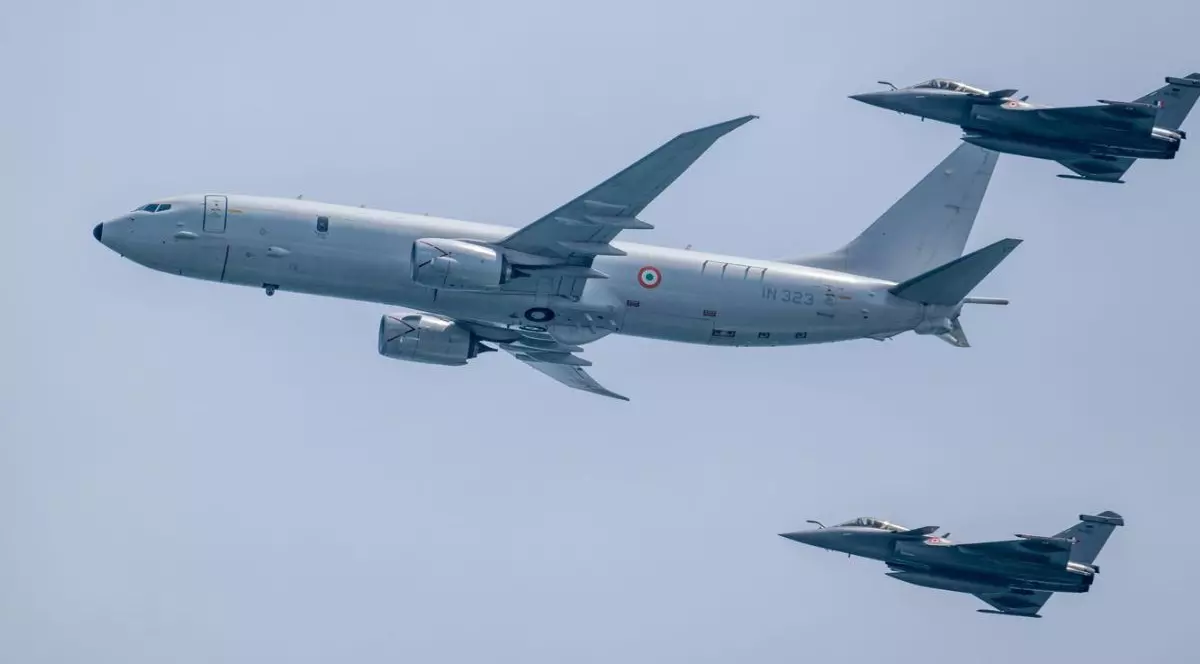 O pereche de aeronave Dassault Rafale ale Forțelor Aeriene escortează un avion P-8 I Poseidon