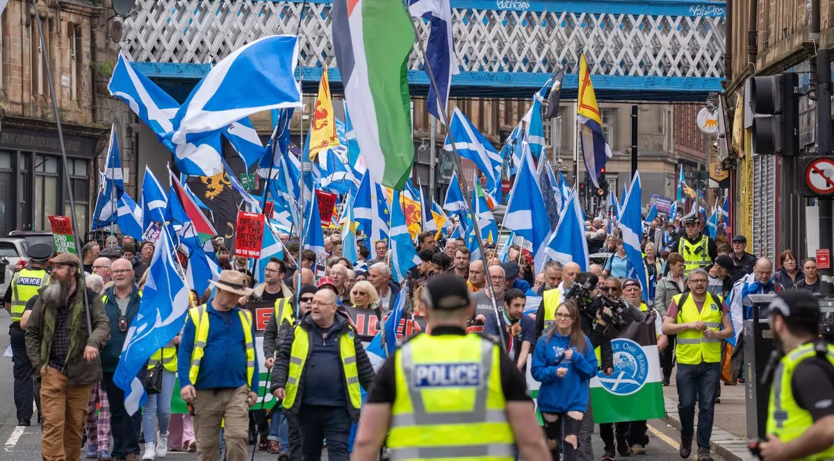 Oameni surprinși în timp ce participă la un miting pentru independența Scoției - 4 mai 2024