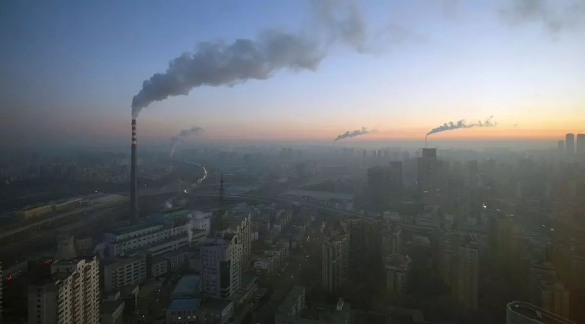 Orașul din Shenyang, provincia Liaoning, China, încețoșat de fumul produs de sistemul public de încălzire, 18 decembrie 2024.