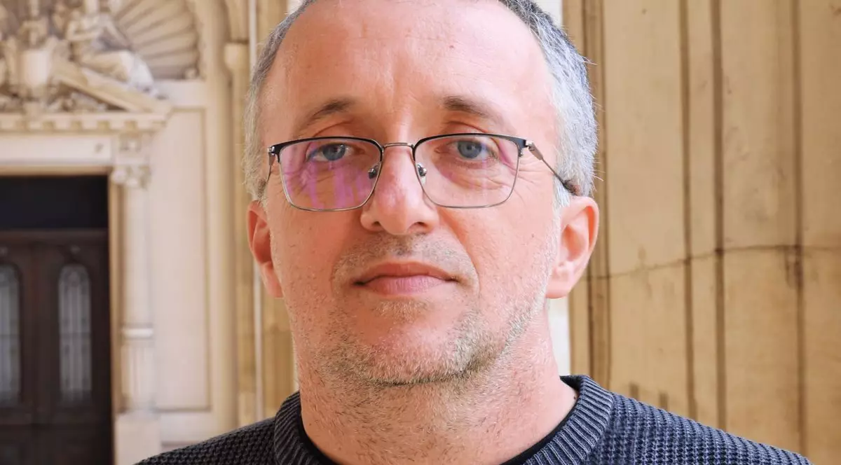Ovidiu Țentea, noul director interimar al Muzeului Național de Istorie a României, din 13 februarie. În poză, are ochelari de vedere la ochi și este îmbrăcat cu un pulover