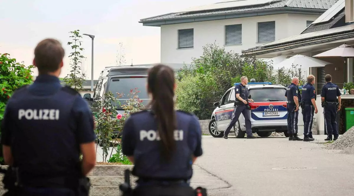 Doi agenți de poliție din Austria îi supraveghează pe colegii lor care intervin la o acțiune