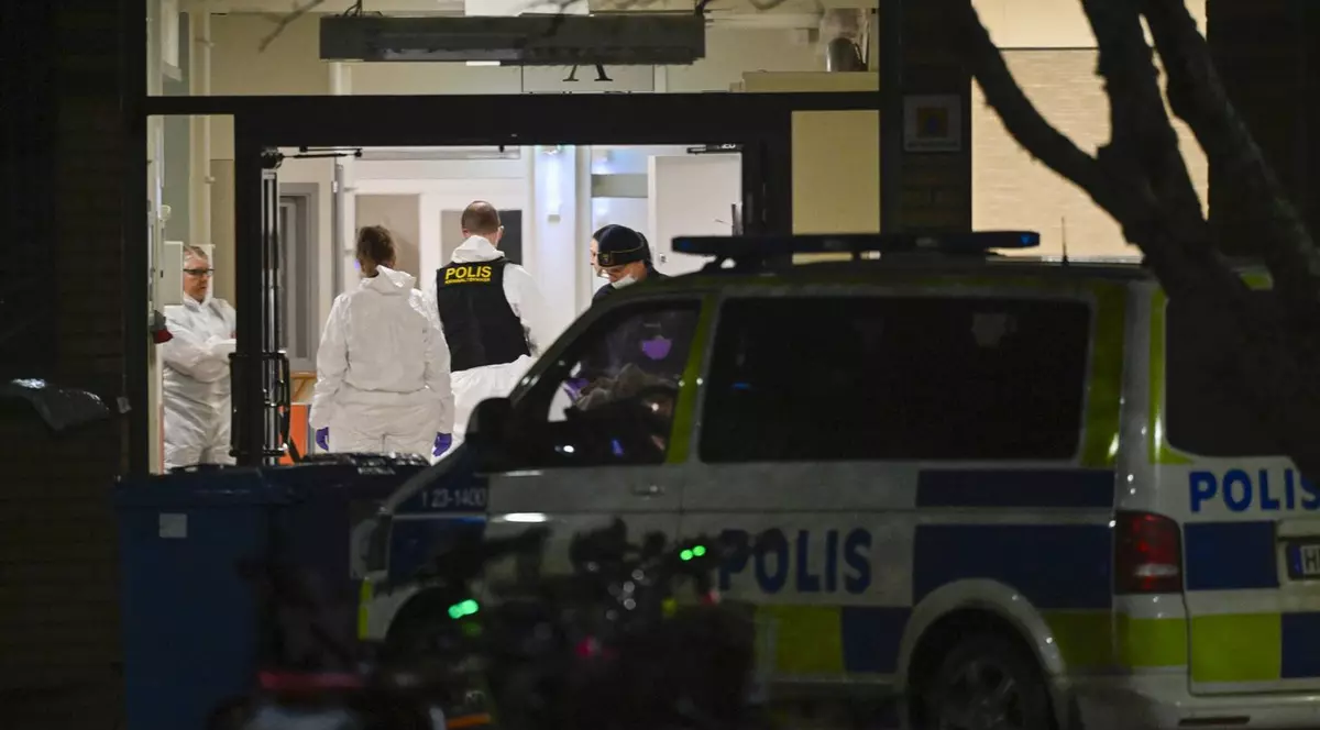 Polițiști la intrarea în Școala Risbergska din Orebro Foto: Profimedia
