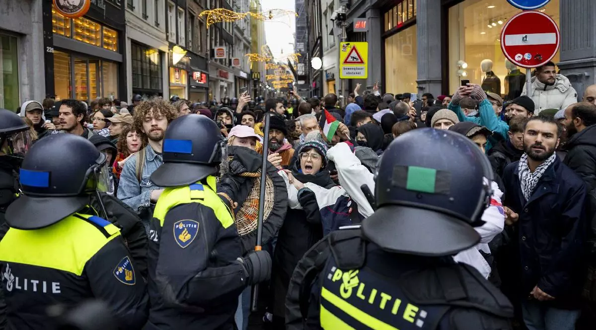 10 noiembrie 2024, Țările de Jos, Amsterdam: Ofițerii de poliție îndepărtează oamenii din Piața Dam în timpul unei demonstrații pro-palestiniene