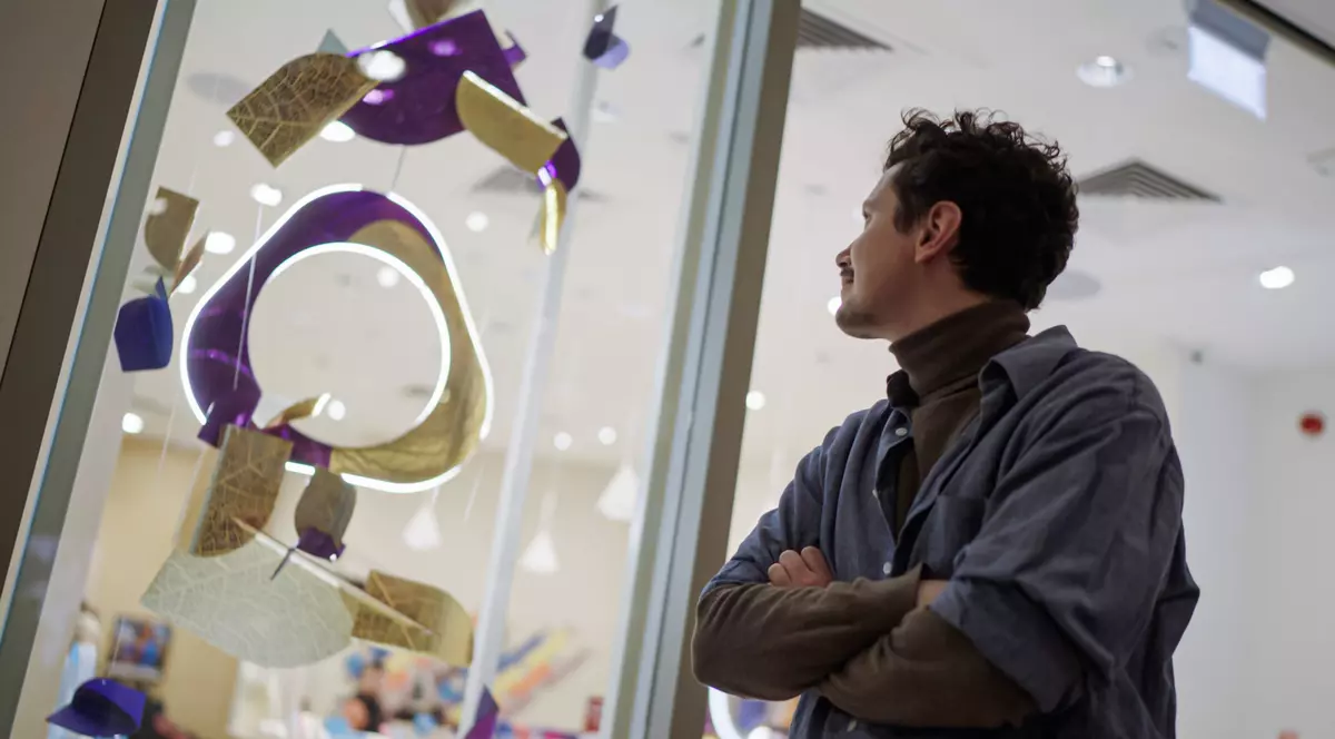 Designerul Adrian Balcău Inovează Experiența Vizuală Din Magazinele Iqos: Instalații Spectaculoase În Vitrinele Din Cinci Orașe Mari