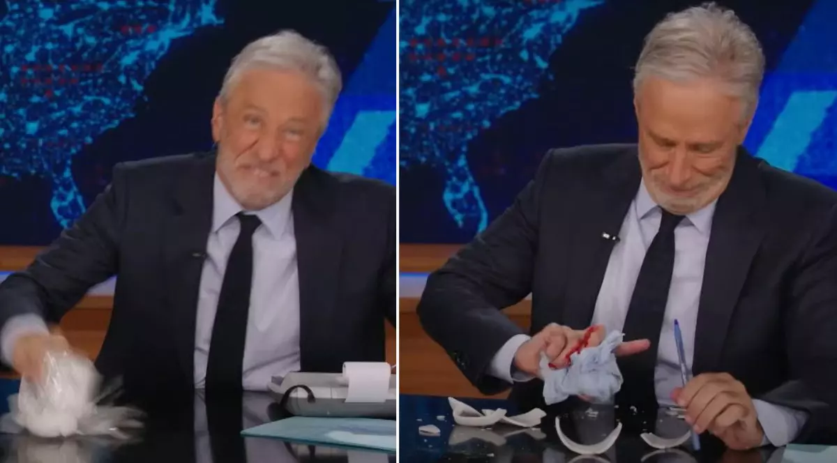Prezentatorul emisiunii Daily Show din SUA s-a tăiat la mână în timpul unui monolog, 24 februarie 2025
