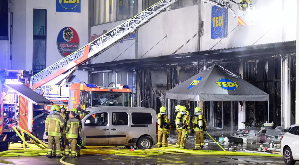 O fetiță de 10 ani a dat foc unui supermarket Tedi, în Germania. Pagube de milioane de euro