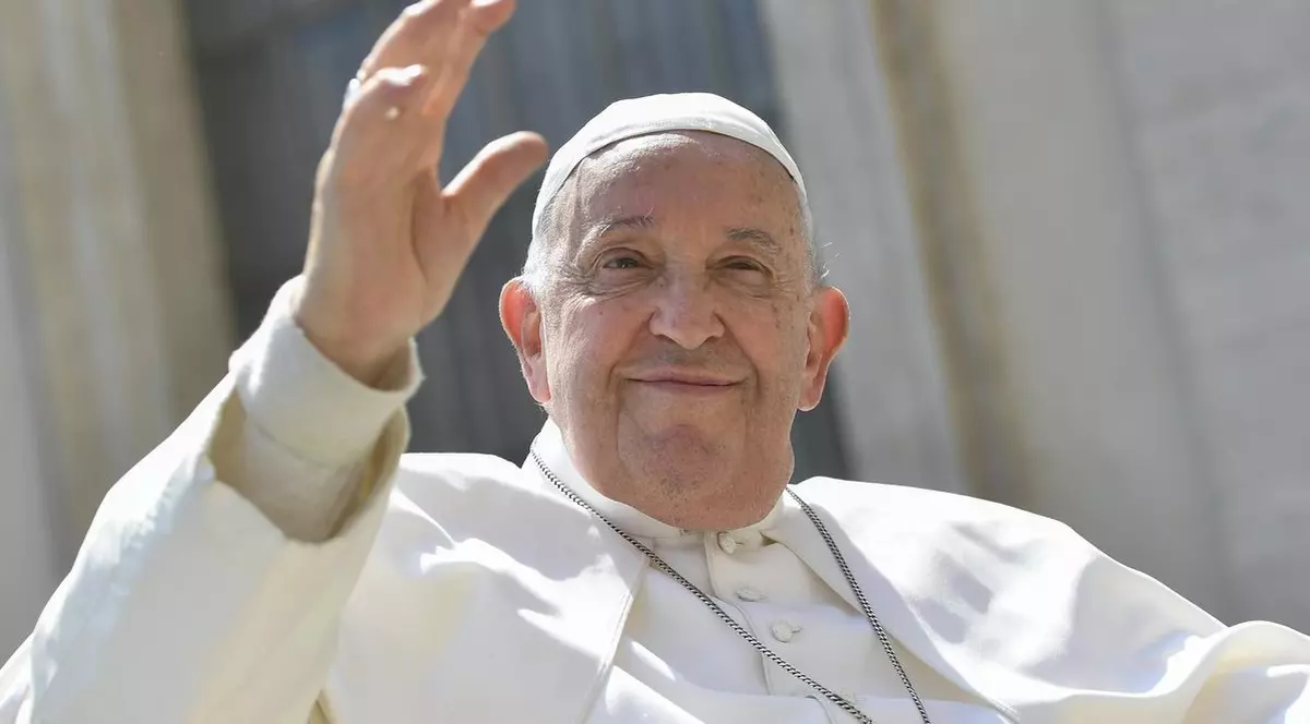 Papa Francisc face cu mâna.