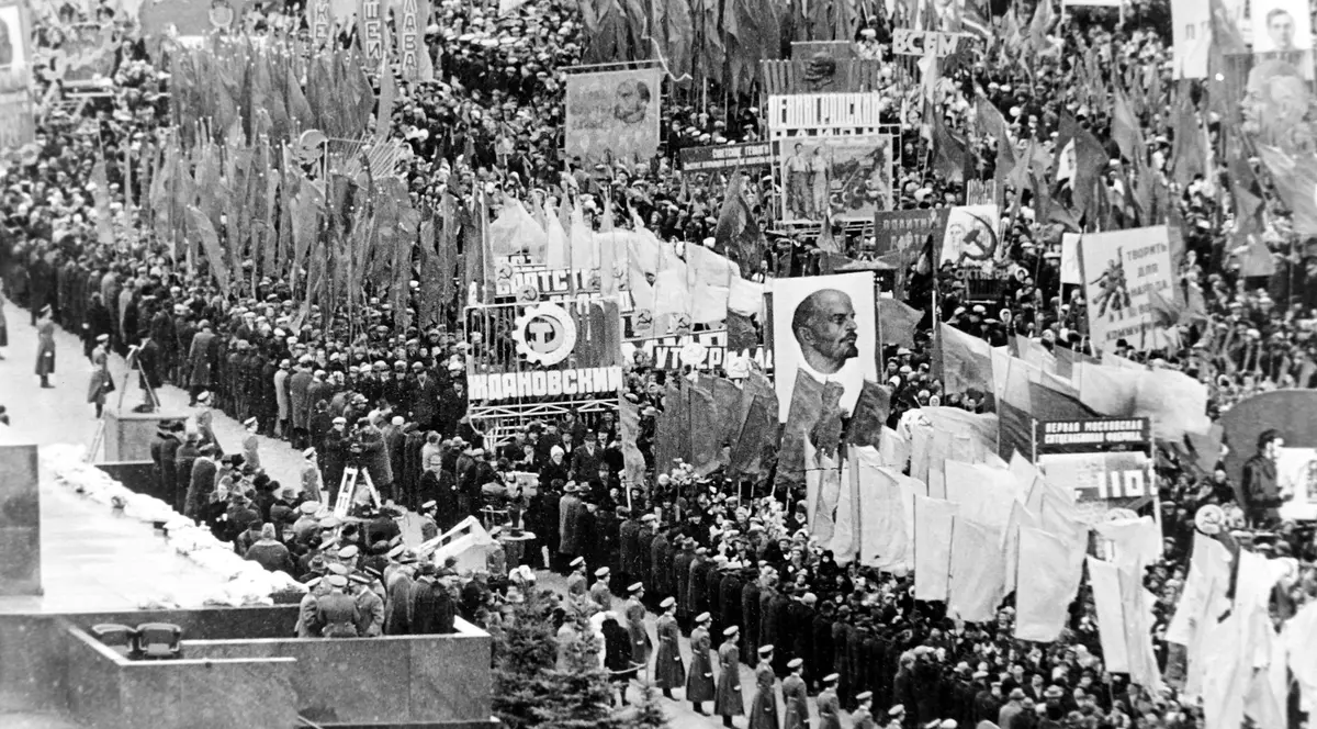 PARADA MILITARA DE LA MOSCOVA PENTRU ANIVERSAREA REVOLUȚIEI DIN 1917 - 9 NOIEMBRIE 1964