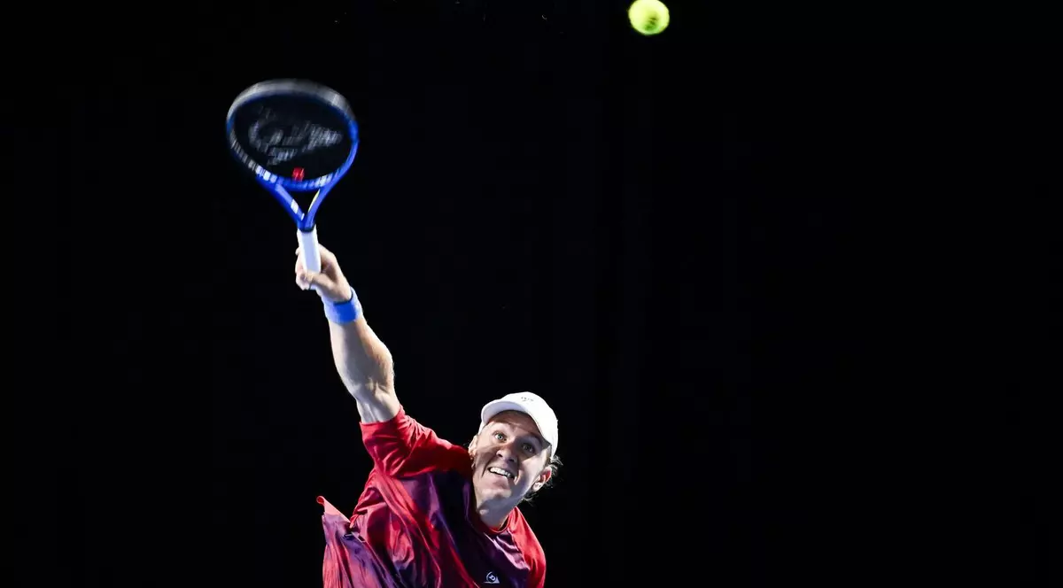 Tenismenul român Filip Cristian Jianu, fotografiat în timp ce loveste mingea de tenis