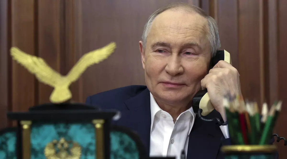 Vladimir Putin vorbind la telefon din biroul prezidențial