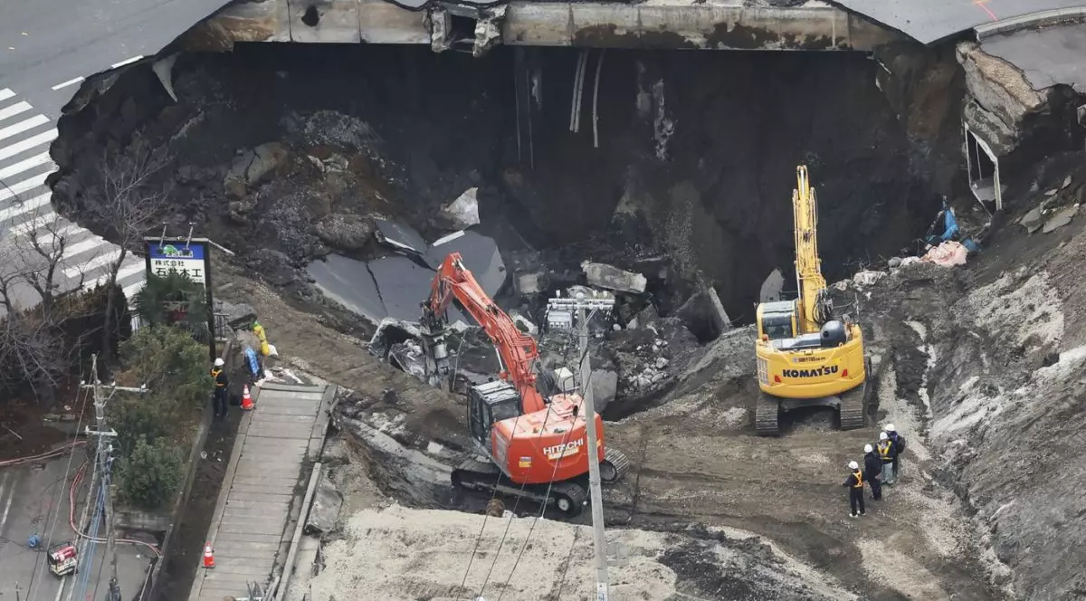 Șofer de TIR blocat de șapte zile cu tot cu camion într-o groapă adâncă de 15 metri, în centrul orașului Saitama. De ce nu-l pot scoate salvatorii | VIDEO