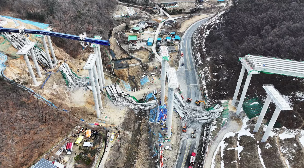 Un pod în construcție s-a prăbușit în Coreeaa de Sud. FOTO: Profimedia