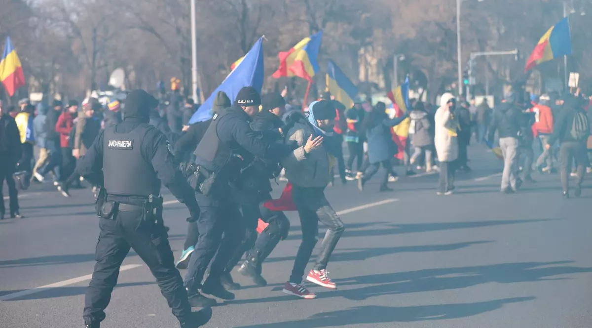 Protest în Piața Victoriei - susținători ai lui Călin Georgescu