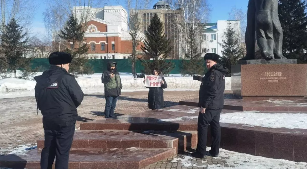 Protest individual anti-război organizat de o femeie din Barnaul ce ține o pancartă cu inscripția „Pace lumii” Foto: Telegram/ RusNews via The Moscow Times