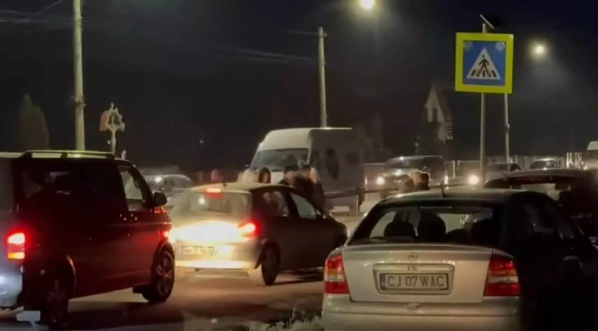 Locuitorii din Jucu de Mijloc protestează față de un parapet montat pe DN 1C, în județul Cluj