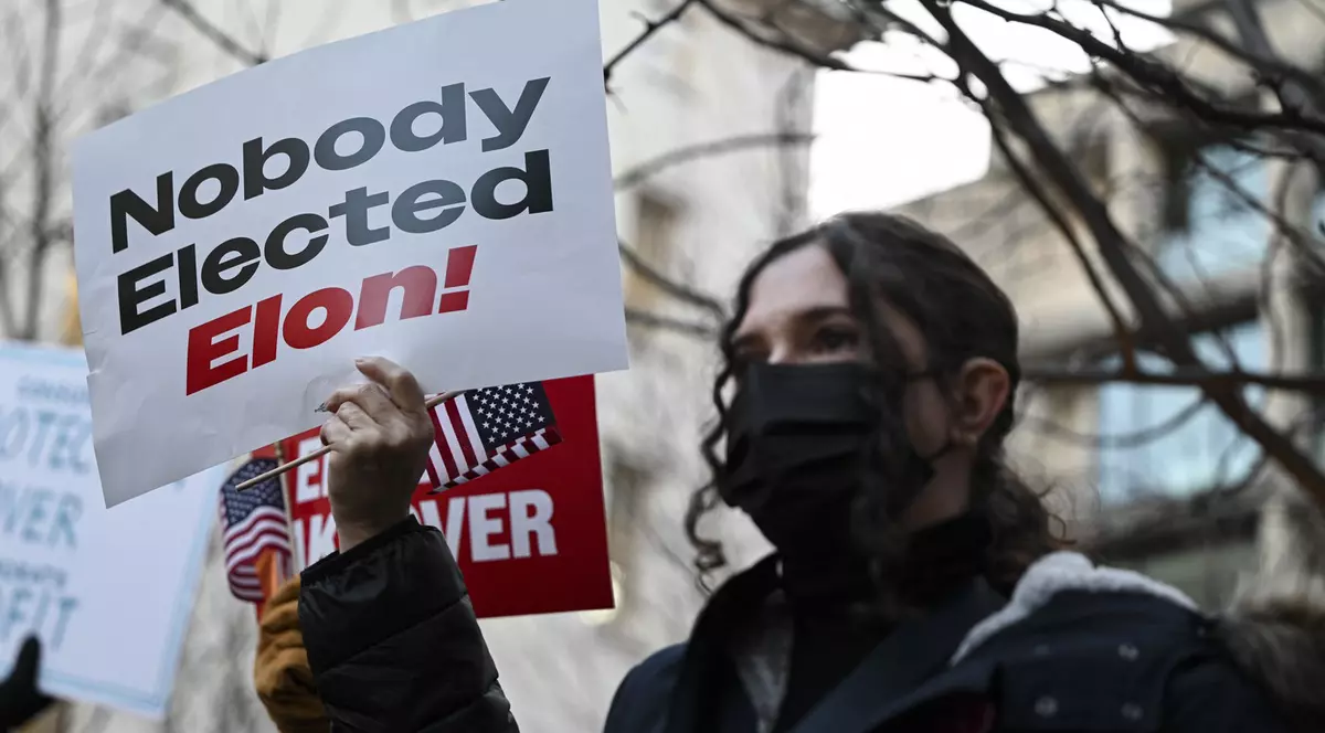 Protest la Washington D.C. față de acțiunile lansate de Elon Musk împotriva guvernului american Foto: Profimedia