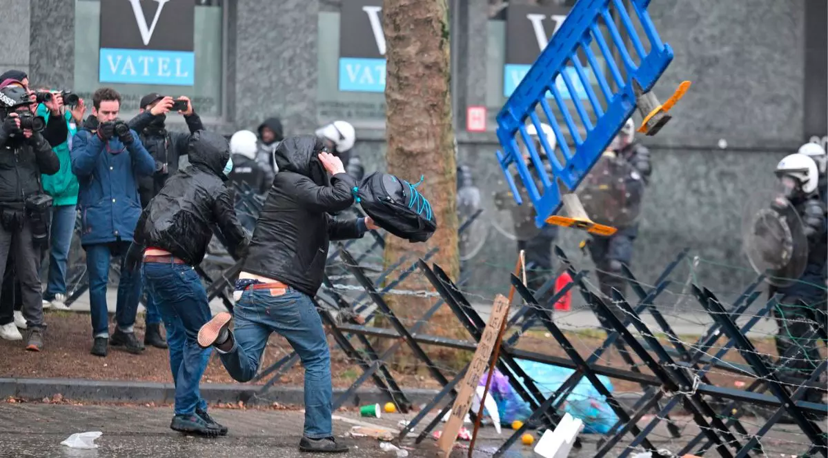 Protestatarii aruncă cu o barieră de plastic în polițiști în timpul protestelor împotriva planului noului guvern de a reforma sistemele speciale de pensii, la Bruxelles, 13 februarie 2025