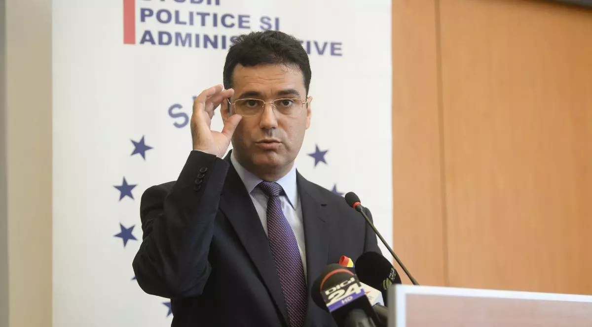 Remus Pricopie, rectorul SNSPA, își ține cu o mână ochelarii de la ochi