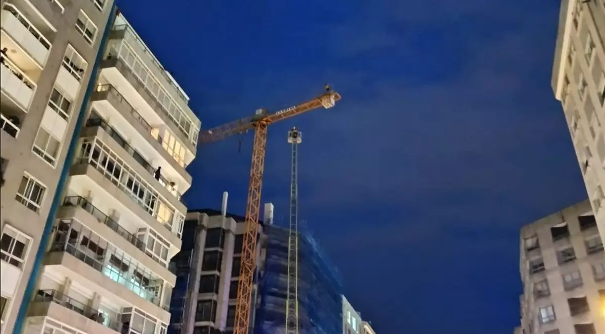 Român salvat de pe o macara, la Vigo, în Spania Captură Faro de Vigo