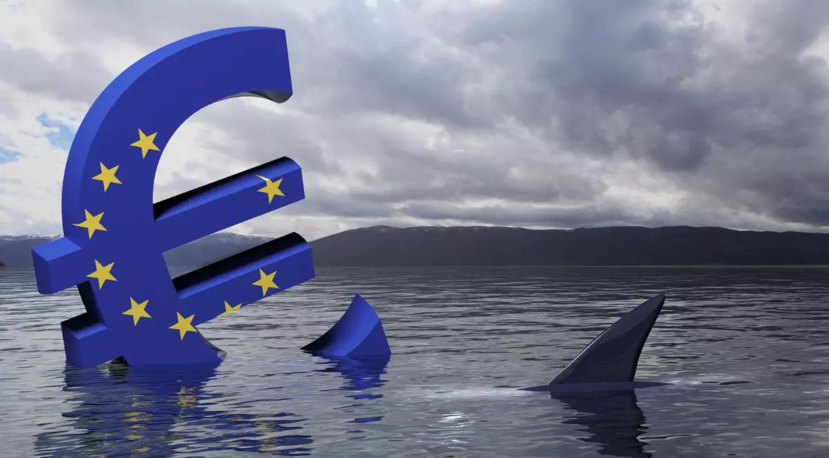 semn euro Banca Centrală Europeană scufundându-se în apă