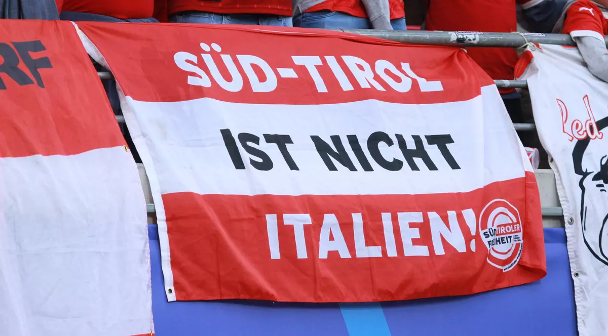 Sloganul „Tirolul de Sud nu este italian”, expus la un meci de fotbal Foto: Profimedia