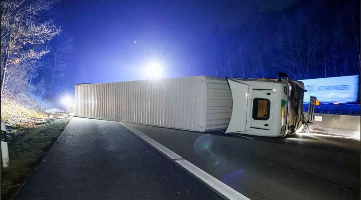 TIR-ul Scania, condus de un șofer român, s-a răsturnat pe o șosea din Germania, noaptea, și a blocat traficul rutier